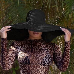 Over sized beach hat